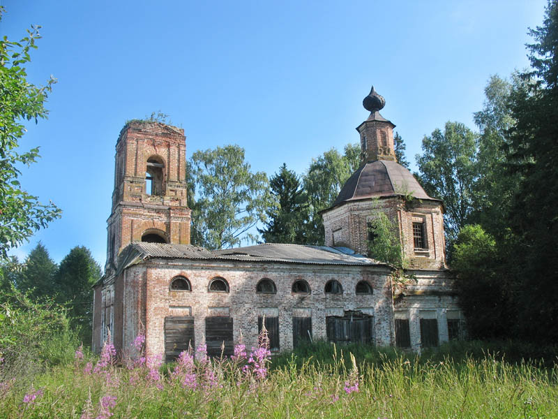 Воскресенская церковь в Низкуси