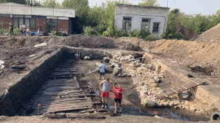  Археологи обнаружили плахи струганные их дубовых бревен