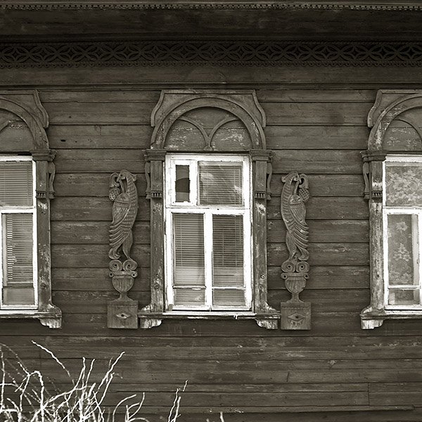 Резные наличники с павлинами, Депутатская ул.